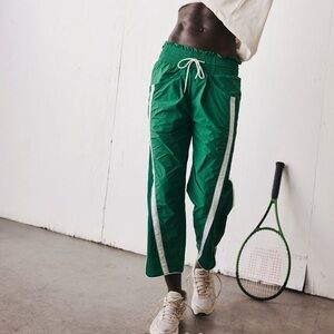 Free people champ is here pant in Kelly green size small distressed blue